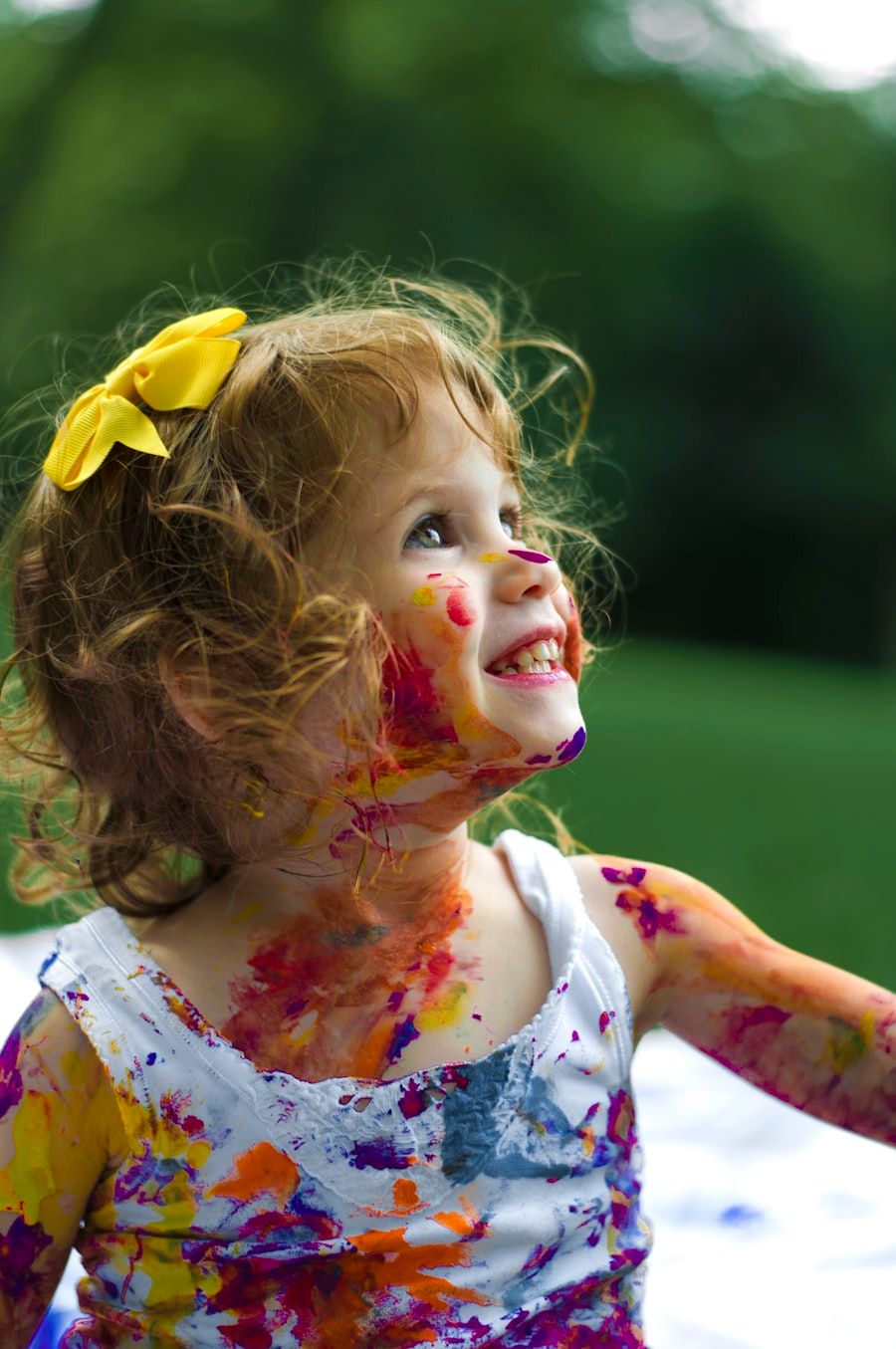 Niña con pintura de colores